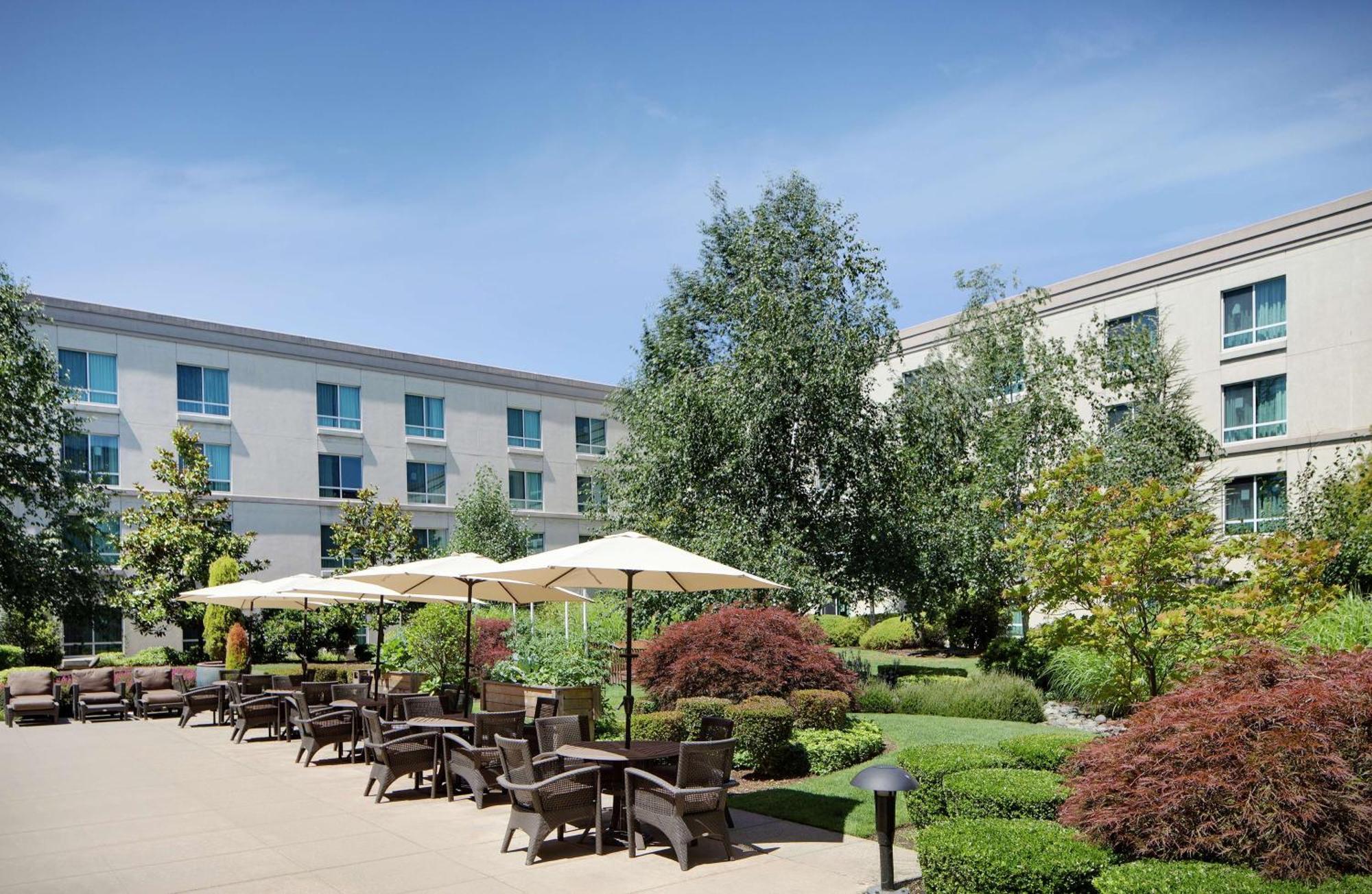 Hilton Seattle Airport & Conference Center Hotel SeaTac Exterior photo